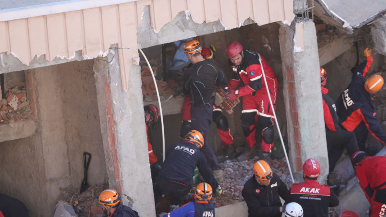 Kocaeli Gebze’de 7 Katlı Bina Çöktü: 5 Kişilik Aile Enkaz Altında