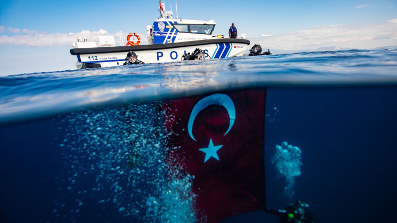 Cumhuriyet’in 102. Yılına Özel: Dalgıçlardan Monem Batığında Bayraklı Kutlama