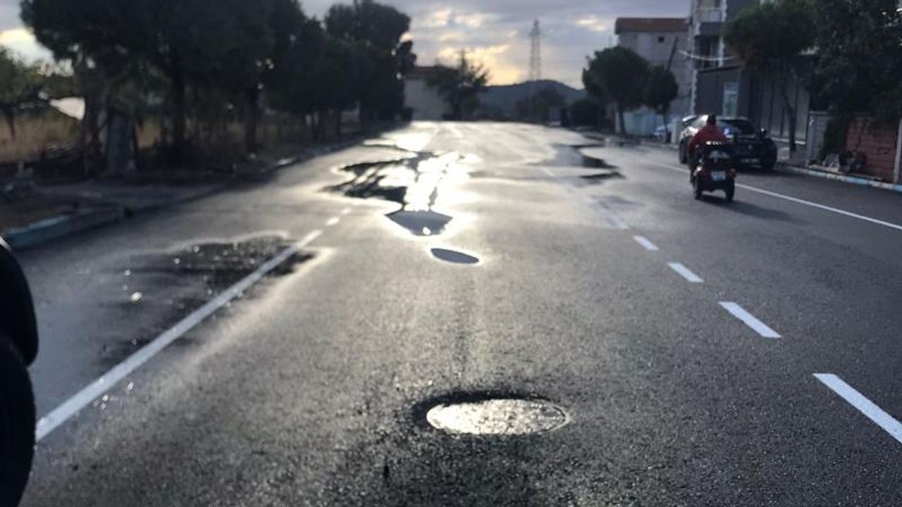 İzmir’de 11 gün önce yapılan yol çöktü, sürücüler zor anlar yaşadı