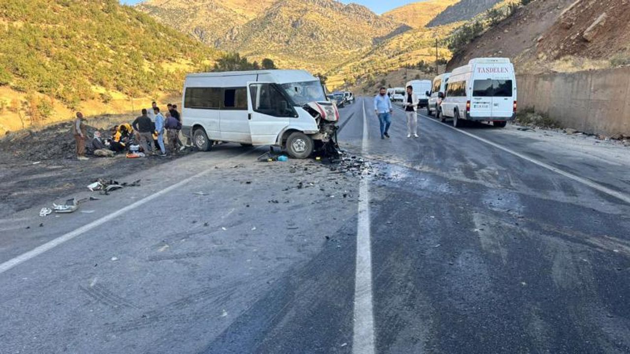 Şırnak’ta minibüs ile hafif ticari araç çarpıştı: 11 yaralı