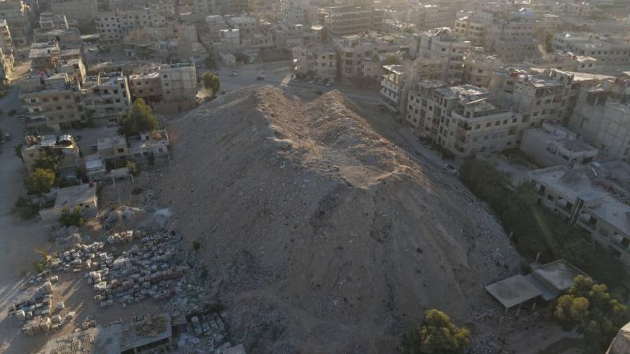 Suriye’de “Yapay Dağ”: Arbin’in Kalbinde Hatıraların Toplu Mezarı