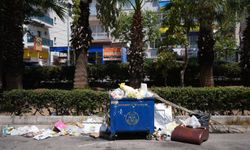 İzmir'de Çöp Yığınları Sıcak Havayla Kötü Kokuya Sebep Oluyor, Esnaf Tepkili