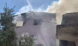 Kırıkhan’da Çatı Yangını: 3 Yaşındaki Çocuk Dumandan Etkilendi