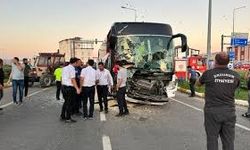 Erzurum’da Yolcu Otobüsü Traktöre Çarptı