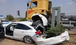İş Makinesi 3 Otomobile Çarptı: 3 Yaralı