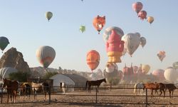 Kapadokya’da Figürlü Sıcak Hava Balonları Gösteri Uçuşu Gerçekleştirildi