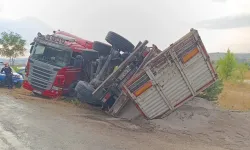 İnegöl’de Yağış Nedeniyle Kum Yüklü TIR Devrildi, Sürücü Yaralandı