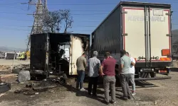 İzmir Bornova’da Konteyner Yangını Kamyona Sıçradı