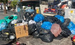 İzmir’de Sokaklar Çöp Yığınlarıyla Doldu