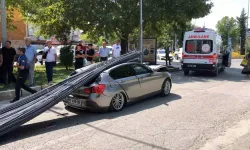 Elazığ’da Tırın Demiri Otomobilin Üzerine Düştü: 2 Yaralı