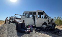 Şanlıurfa’da İşçi Taşıyan Minibüs ile Otomobil Çarpıştı: 15 Yaralı