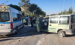 Manisa Demirci’de Servis Minibüsü ile Ticari Araç Çarpıştı: 9 Yaralı