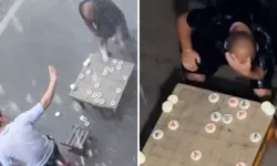 Satranç Mağlubiyetinin Ardından 4 Saat Yağmur Altında Analiz