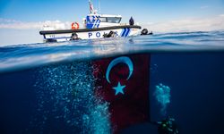 Cumhuriyet’in 102. Yılına Özel: Dalgıçlardan Monem Batığında Bayraklı Kutlama