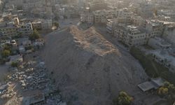 Suriye’de “Yapay Dağ”: Arbin’in Kalbinde Hatıraların Toplu Mezarı