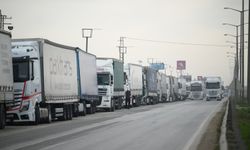 Kapıkule yolunda 7 kilometrelik tır kuyruğu: Ruhsatsız park mühürlendi