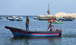 İsrail donanması Gazze açıklarında 5 Filistinli balıkçıyı alıkoydu.