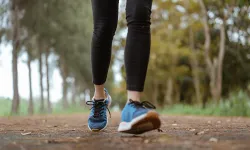 Günde birkaç bin adım yürümek bile Alzheimer riskini yıllarca geciktirebilir.