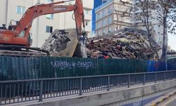 Tunus Caddesi’nde yıkım sırasında bina çöktü: Araçlar hasar gördü, panik yaşandı