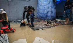 Gazze’de yoğun yağış çadırları vurdu: “Dünya harekete geçmezse felaket kapıda”