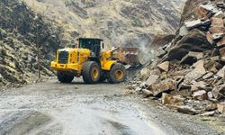 Şiddetli Yağış Komato’da Kayaları Yola Sürükledi: Yol Ulaşıma Kapandı, Temizlikle Açıldı