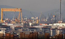 Tersaneler Caddesi’ndeki gemide yangın çıktı, itfaiyenin müdahalesi sürüyor