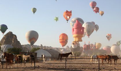 Kapadokya’da Figürlü Sıcak Hava Balonları Gösteri Uçuşu Gerçekleştirildi