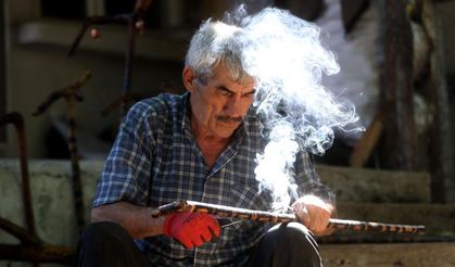 Doğadan Topladığı Ağaç Dallarını Hayvan Figürlü Bastonlara Dönüştürüyor