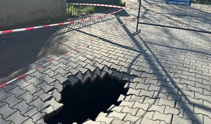 Ayvacık’ta Yol Çöktü: 2 Metrelik Çukur Oluştu