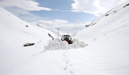 Kars’ta 7 Metrelik Karla Bayram Mesaisi