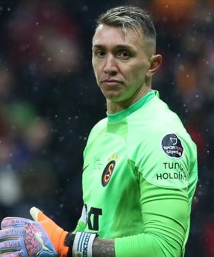 Muslera, Türkiye'den ayrıldı