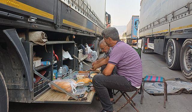 Habur Sınır Kapısı’nda Kavurucu Sıcaklık Tır Şoförlerini Zorluyor