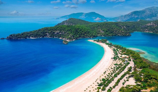 Türkiye, yılın ikinci çeyreğinde turizm gelirini geçen yılın aynı dönemine göre yüzde 8,4 artırdı.