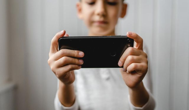 İsveç’te Okullarda Akıllı Telefon Kullanımı 2026’dan İtibaren Yasaklanacak