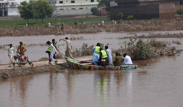 Pakistan'ın Pencap Eyaletinde Sel Felaketi: 300 Bin Kişi Tahliye Edildi