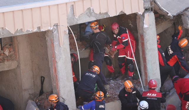 Kocaeli Gebze’de 7 Katlı Bina Çöktü: 5 Kişilik Aile Enkaz Altında