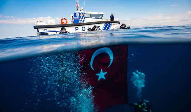 Cumhuriyet’in 102. Yılına Özel: Dalgıçlardan Monem Batığında Bayraklı Kutlama