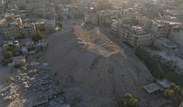 Suriye’de “Yapay Dağ”: Arbin’in Kalbinde Hatıraların Toplu Mezarı