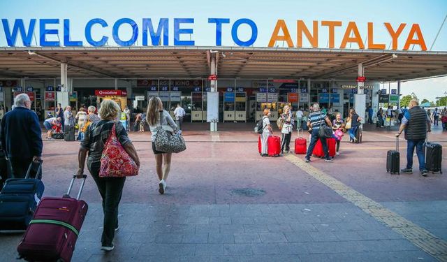 Antalya turizminde İngiltere rekoru: 1,5 milyon turist aşıldı, yıl sonu hedefi tüm zamanların zirvesi