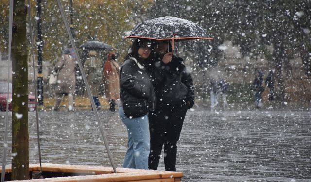 Sivas’ta Sağanak Kar Yağışına Döndü: Kent ve Yüksek Kesimler Beyaza Büründü