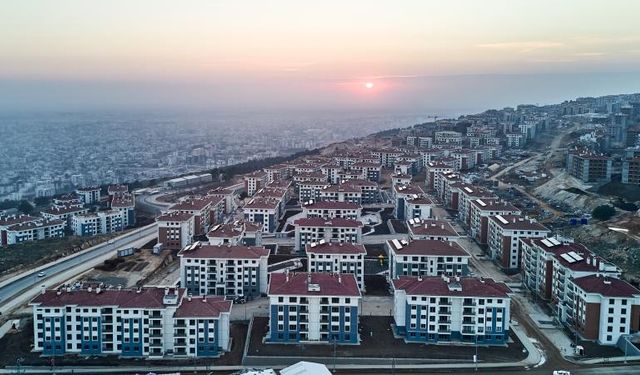 Deprem bölgesinde 45 bin 342 yeni bağımsız bölüm teslim ediliyor: 350 bininci yuvaya tören hazırlığı