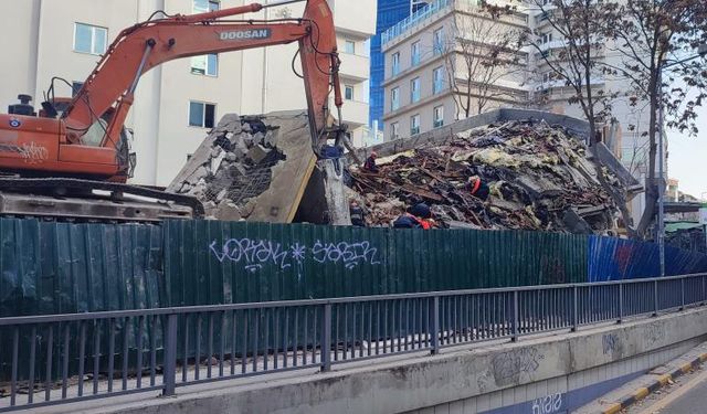Tunus Caddesi’nde yıkım sırasında bina çöktü: Araçlar hasar gördü, panik yaşandı