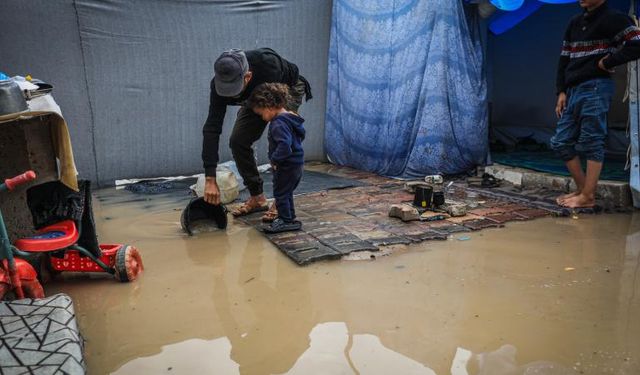 Gazze’de yoğun yağış çadırları vurdu: “Dünya harekete geçmezse felaket kapıda”