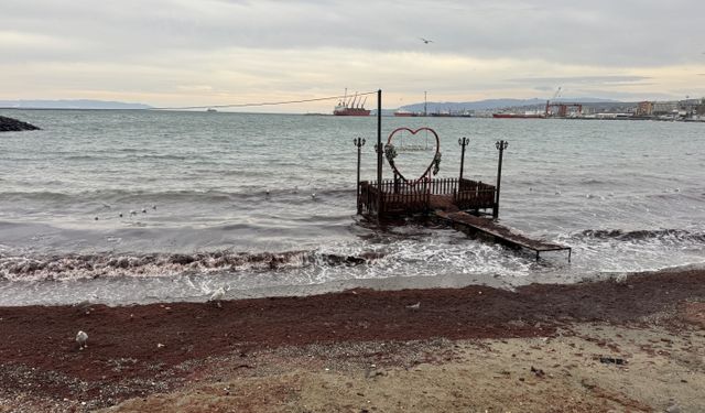 Tekirdağ Sahilinde Lodosun Etkisiyle Kırmızı Yos