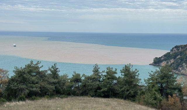 İnkumu'nda Sağanak Sonrası Deniz Kahverengiye Döndü