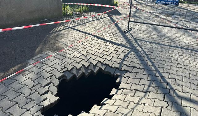 Ayvacık’ta Yol Çöktü: 2 Metrelik Çukur Oluştu