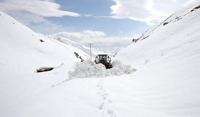 Kars’ta 7 Metrelik Karla Bayram Mesaisi