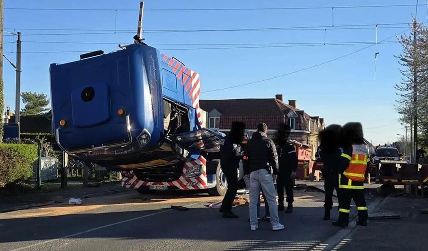 Fransa’da Tren ile Askeri Kamyon Çarpıştı: 1 Ölü, 13 Yaralı